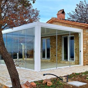 Casa in pietra con veranda moderna.