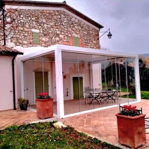 Veranda moderna con tavolo e sedie.