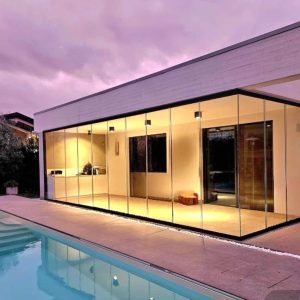 Casa moderna con piscina al tramonto.