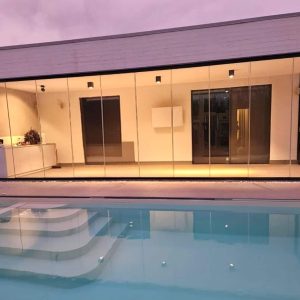 Casa moderna con pareti di vetro e piscina.