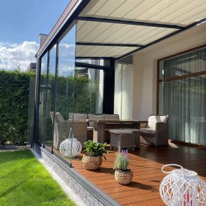 Veranda moderna con mobili da esterno.