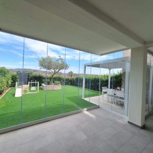 Veranda con giardino e area giochi.