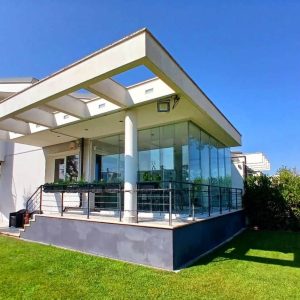 Casa moderna con veranda in vetro.