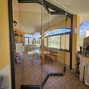 Porta a vetri pieghevole su terrazza.