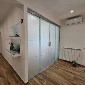 Corridoio moderno con pavimento in legno.