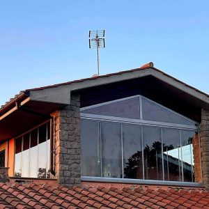 Tetto con finestre e antenna televisiva.