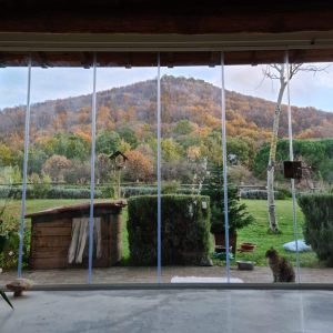 Vista di montagna autunnale da finestra.