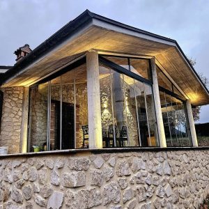 Casa in pietra con veranda illuminata.