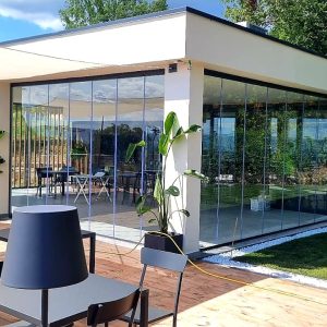 Terrazza con tavoli e sedie moderne.