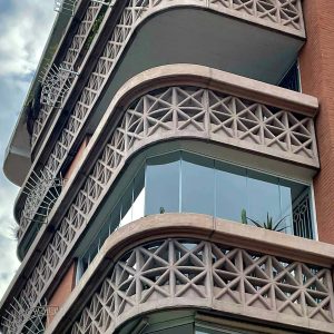 Balconi moderni con decorazioni geometriche.