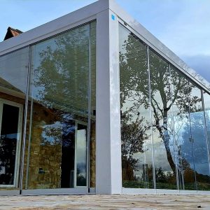 Veranda moderna con pareti di vetro.